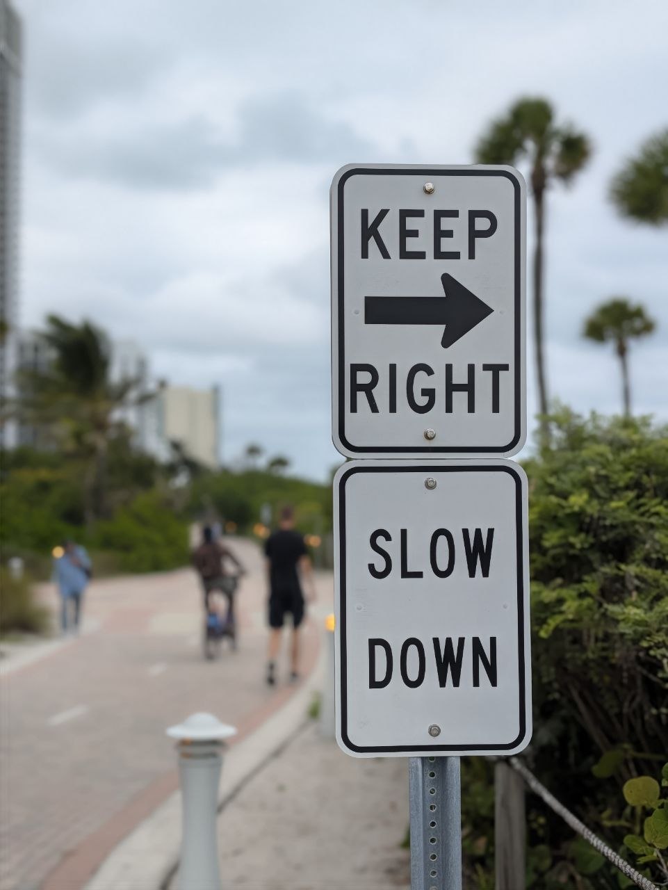 Keep Right Slow Down Schild Miami Beach